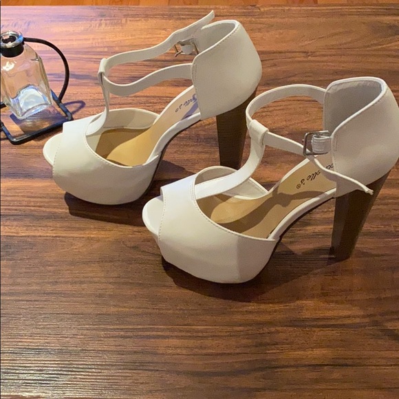 Breckelle's Platform Heel - White - Picture 2 of 4